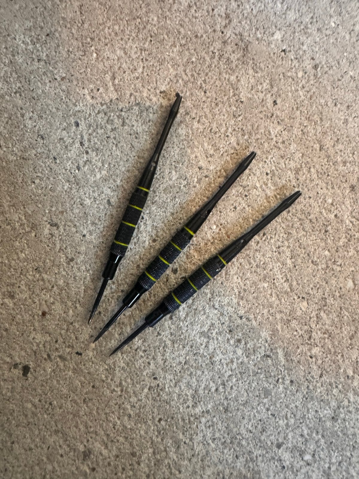 Set van 3 dartpijlen - Zwart met gele accenten, Sport en Fitness, Darts, Ophalen of Verzenden, Gebruikt, Pijlen