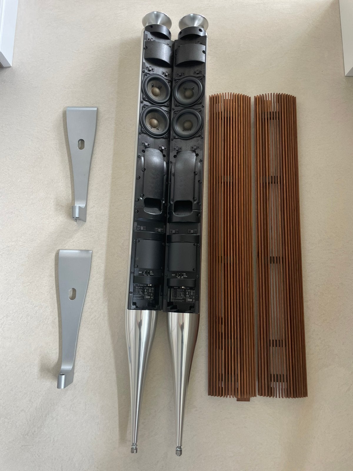 B&O Beolab 18 speakerset aluminium walnoot  incl muurbeugels, Audio, Tv en Foto, Luidsprekers, Ophalen, Zo goed als nieuw, Overige merken