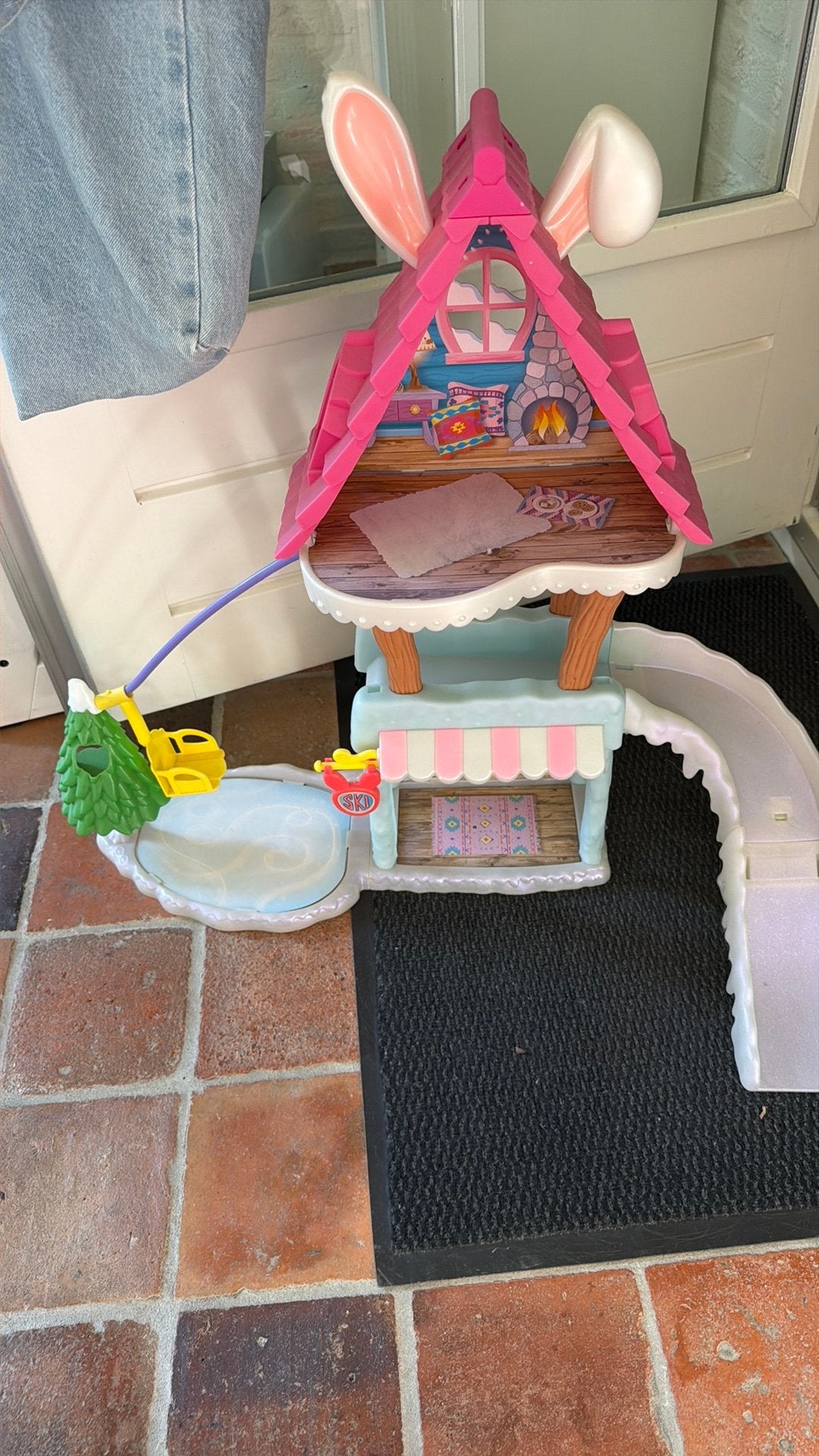 Enchantimals hertenhuis, ski chalet en heel veel poppen, Ophalen of Verzenden, Zo goed als nieuw, Babypop