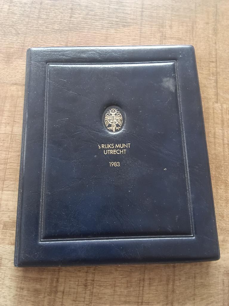 Nederland munten proofset 1983 met zilveren penning, Ophalen of Verzenden, Koningin Beatrix, Setje