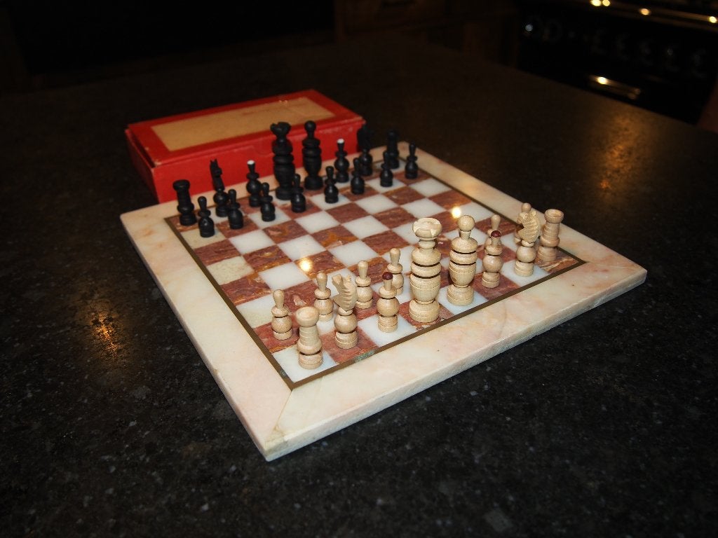 Klein schaakspel op marmeren bord (25x25cm), Hobby en Vrije tijd, Gezelschapsspellen | Bordspellen, Een of twee spelers, Ophalen of Verzenden