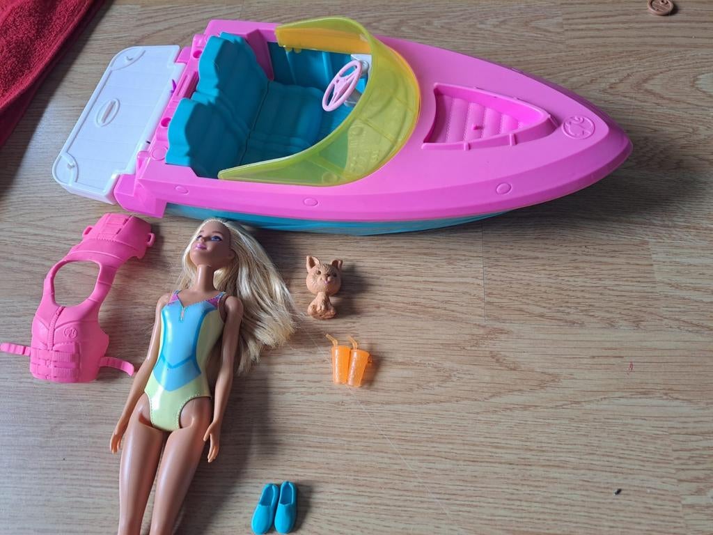 Barbie met speedboot en accessoires, Kinderen en Baby's, Speelgoed | Poppen, Nieuw, Barbie, Ophalen