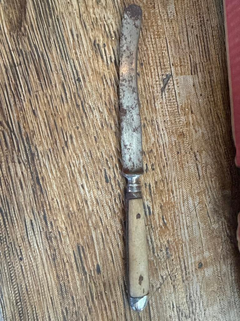 Oud roestig mes met houten handvat, Ophalen of Verzenden