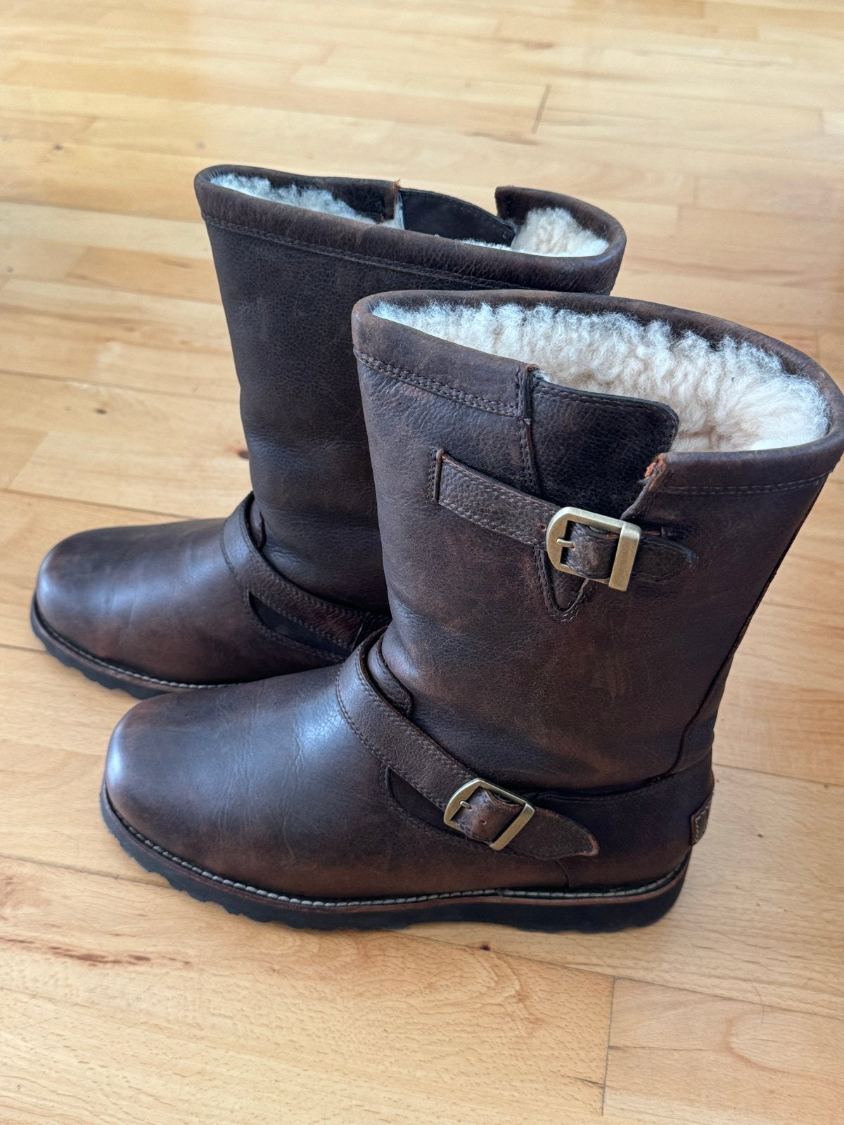 Uggs laarzen bruin leer met schapenvacht mt 42, Bruin, Lage of Enkellaarzen, Nieuw, Ophalen of Verzenden