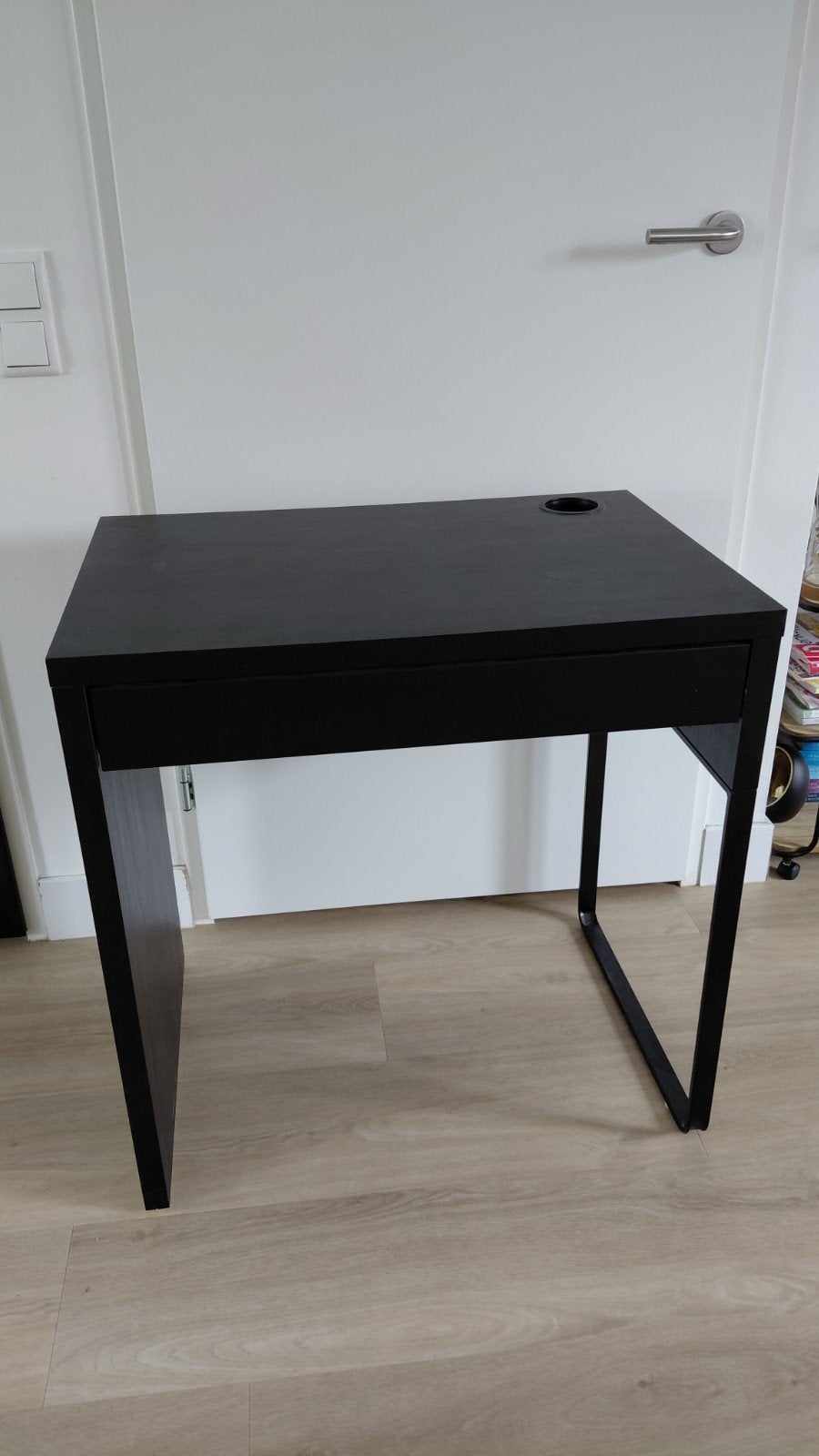 Zwart bureau met lade en kabeldoorvoer, Ophalen, Zwart, Gebruikt, Kabelgoot