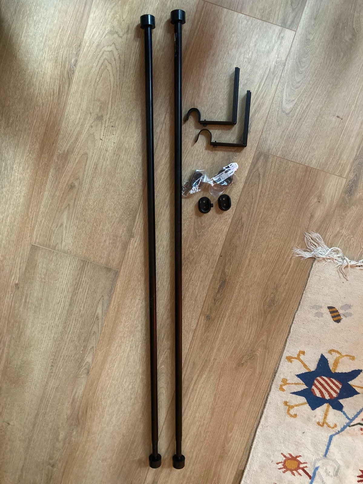 Twee IKEA Räcka gordijnroedes met bevestigings materialen, Ophalen, Zwart, Metaal, Zo goed als nieuw