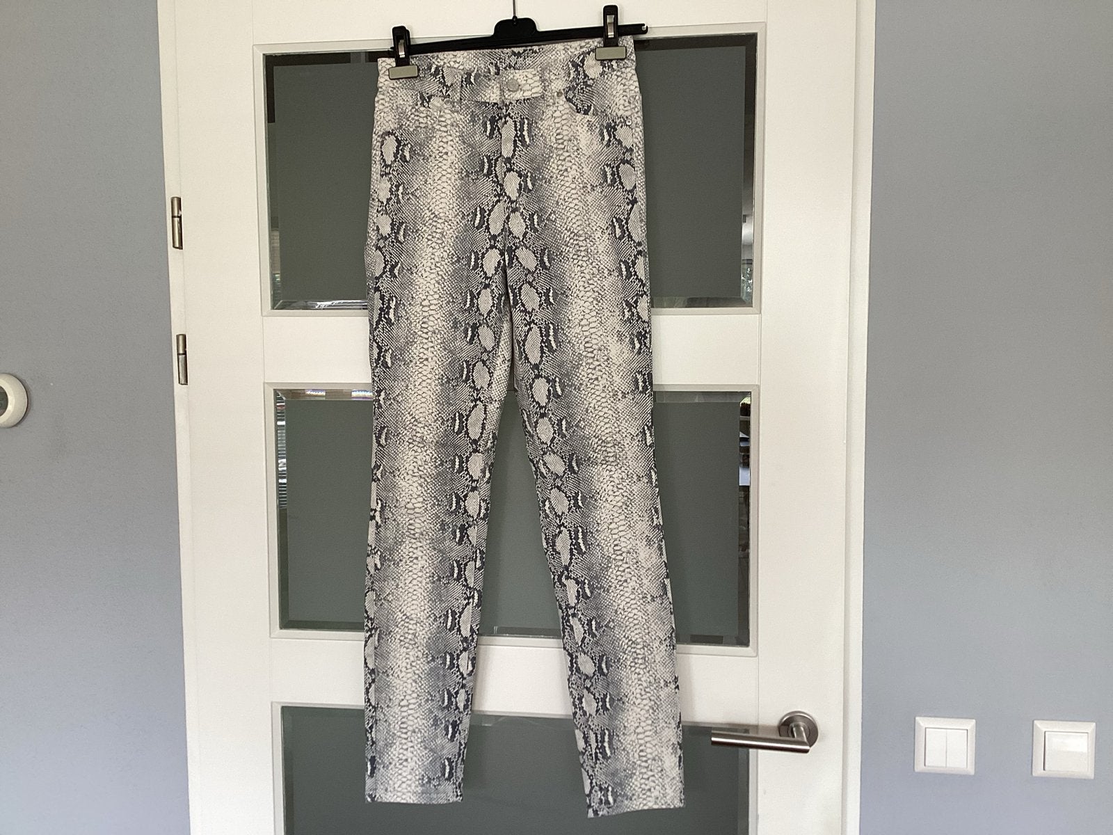 Rosner broek met slangenprint, Kleding | Dames, Maat 38/40 (M), Ophalen of Verzenden, Zo goed als nieuw, Grijs