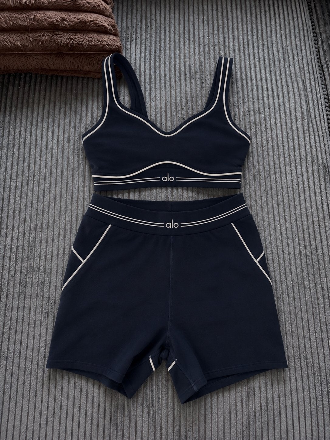 Alo Yoga sportset (sportbeha en short) - Maat L, Zwart, Maat 42/44 (L), Ophalen of Verzenden, Fitness of Aerobics