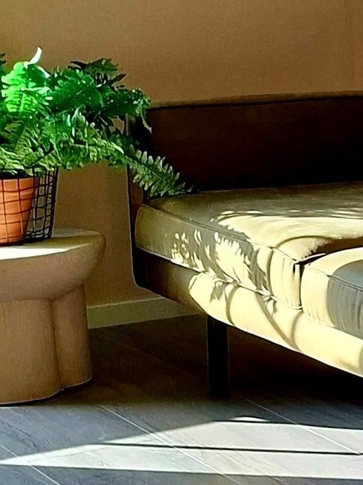 Leuk bijzettafeltje. Beetje betonlook achtig Kwantum, Huis en Inrichting, Tafels | Bijzettafels, Gebruikt, Overige vormen, Minder dan 45 cm
