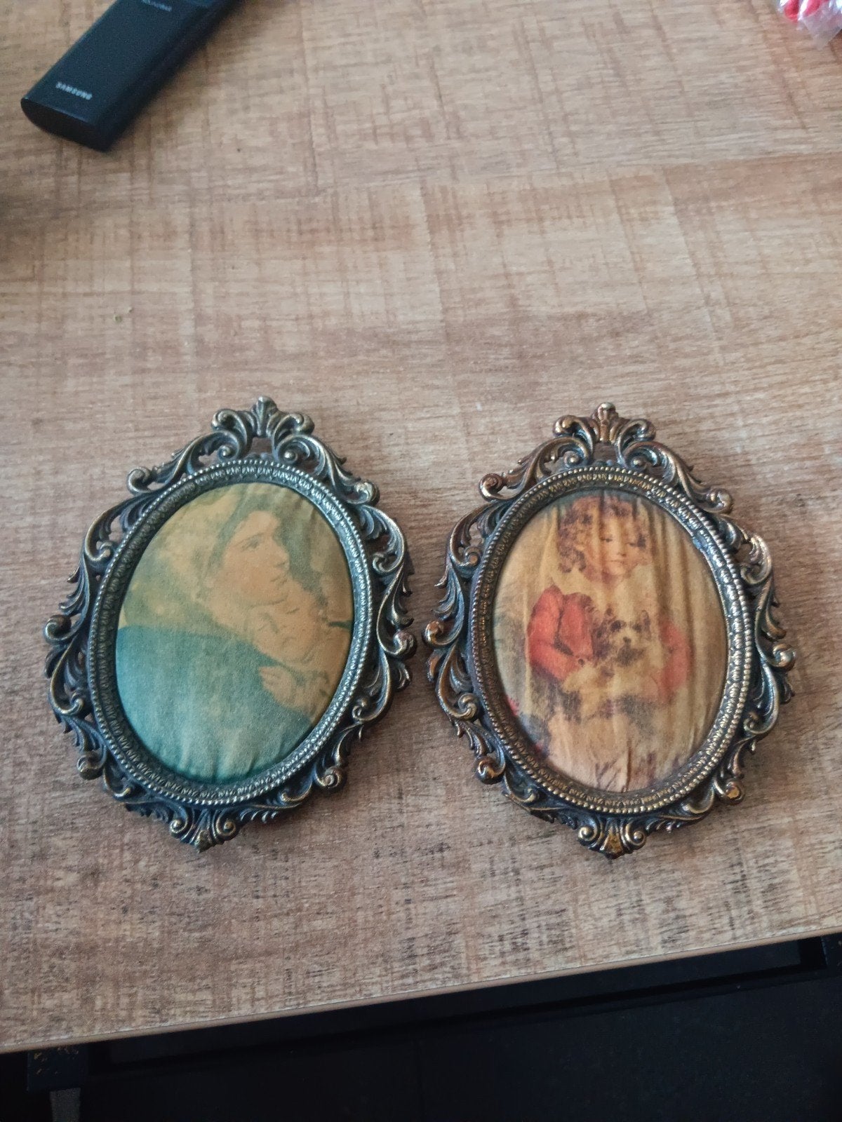 Set van 2 vintage ovale fotolijstjes met afbeeldingen, Ophalen of Verzenden
