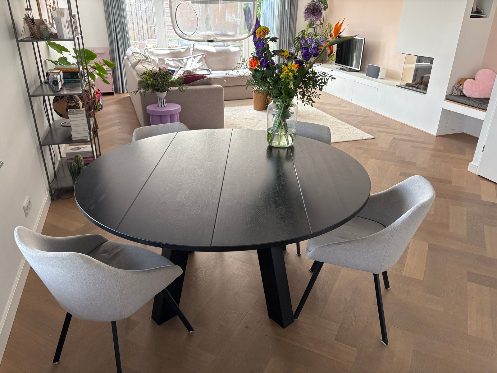 WOOOD xl eettafel Ø150cm eiken blacknight - 3 jaar oud, Huis en Inrichting, Tafels | Eettafels, Ophalen, Gebruikt, 150 tot 200 cm