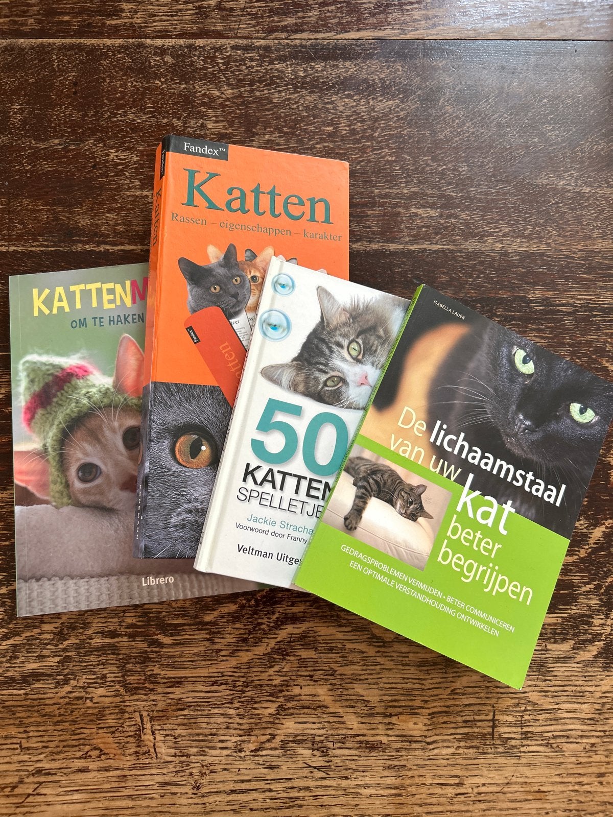 4 Kattenboeken: Rassen, gedrag, spelletjes en mutsjes, Ophalen of Verzenden, Gelezen, Katten