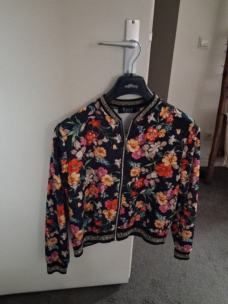 Nieuw zwart gebloemd bomber jack / jasje - maat S / M, Kleding | Dames, Maat 38/40 (M), Zwart, Nieuw, Ophalen of Verzenden