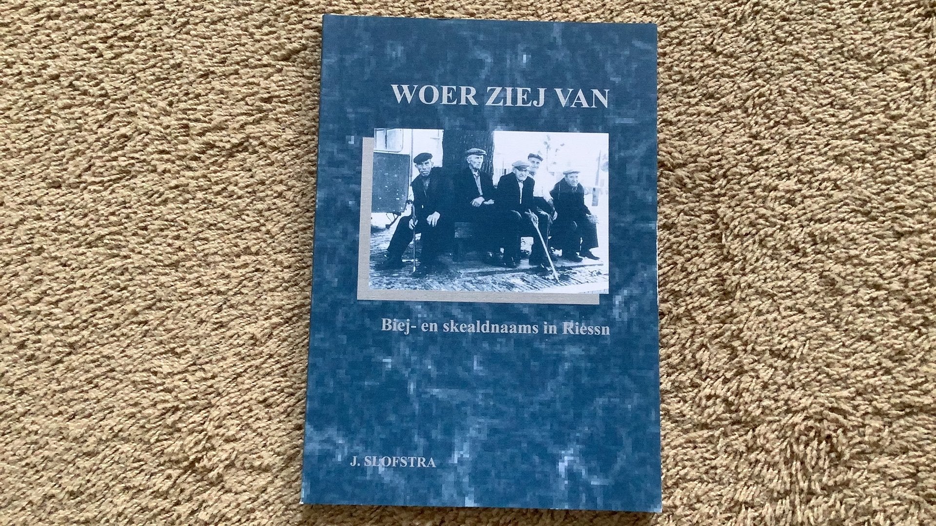 J. Slofstra, Woer ziej van. Biej- en skealdnaams in Riessen, Ophalen of Verzenden, Zo goed als nieuw, Overijssel