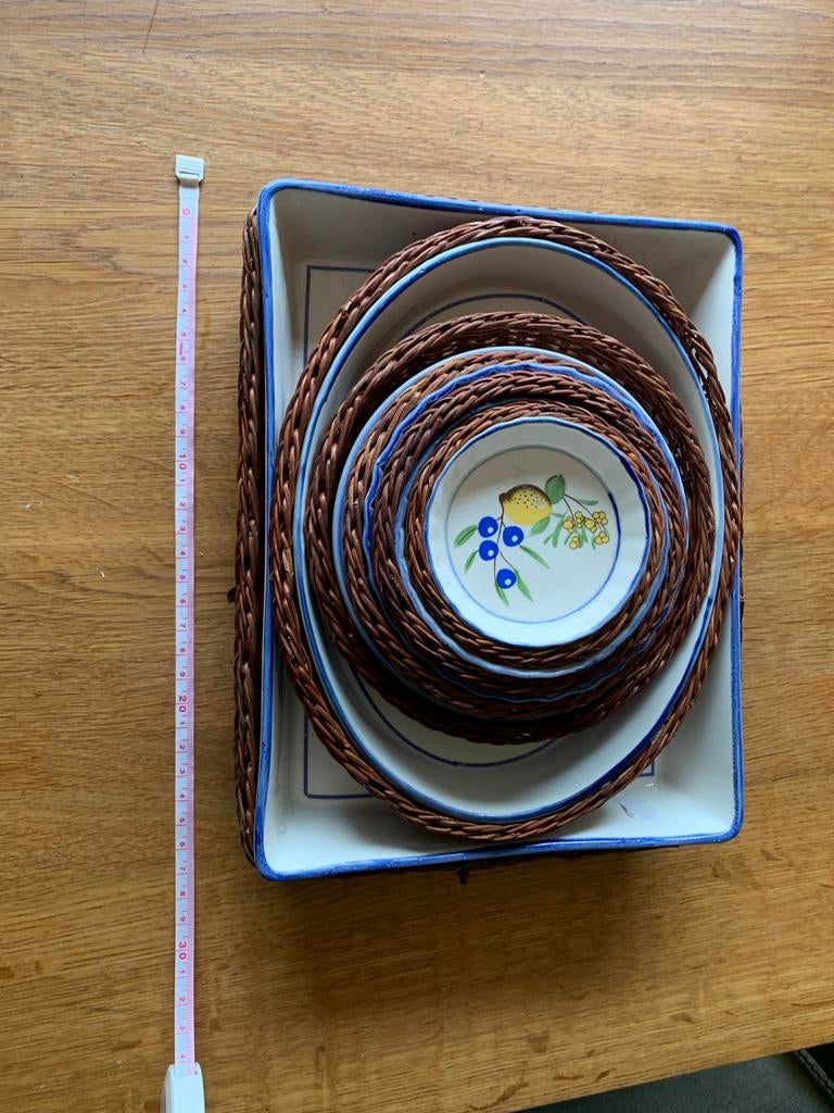 Set van 5 schalen met fruitdecor en rieten houders, Huis en Inrichting, Keramiek, Ophalen of Verzenden, Overige stijlen, Schaal of Schalen