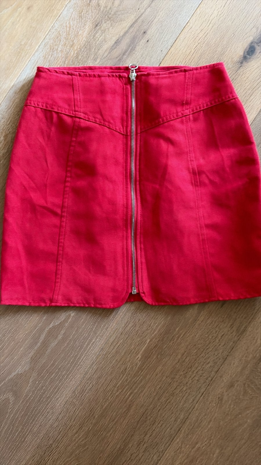 Rode suede mini-rok met rits aan de voorkant, Ophalen of Verzenden, Zo goed als nieuw, Maat 34 (XS) of kleiner, Boven de knie