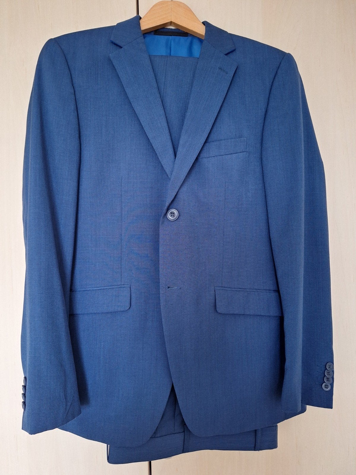 2 Liv kostuums maat 48: blauw en taupe, Kleding | Heren, Nieuw, Ophalen, Liv, Maat 48/50 (M)