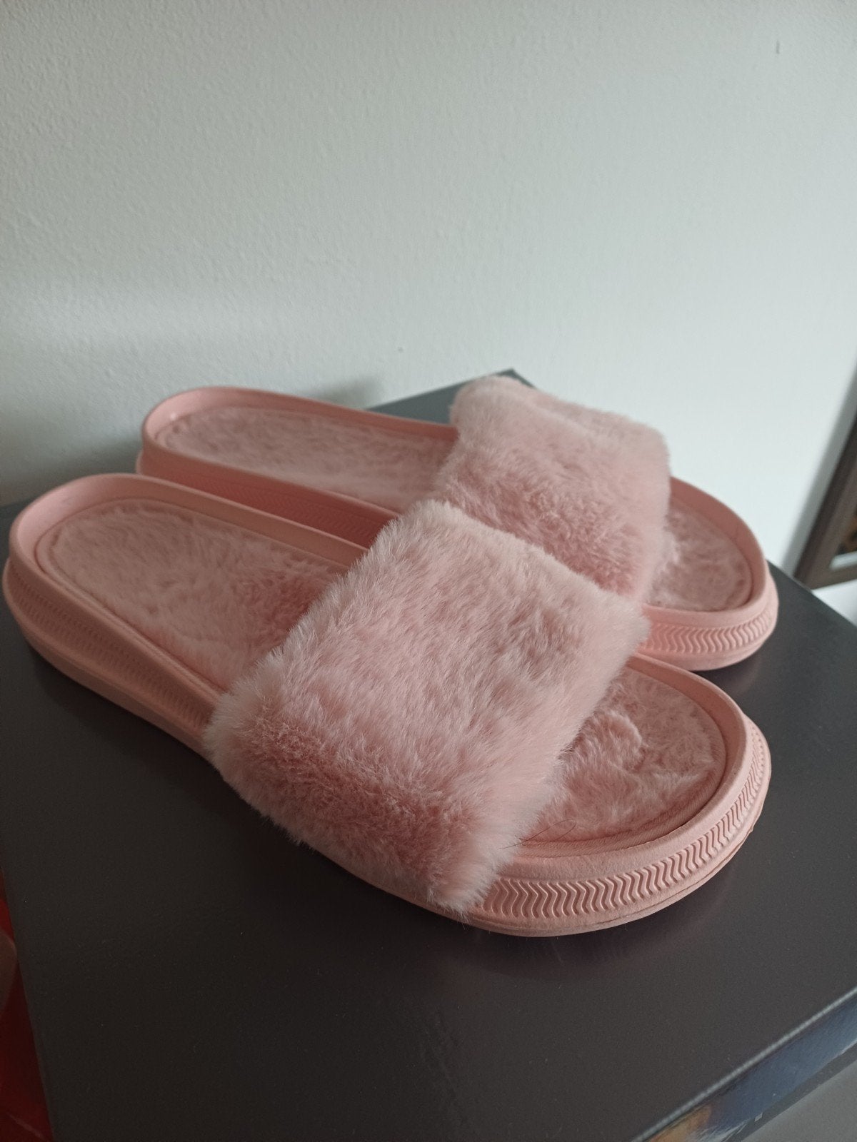 Roze pluizige slippers - Maat 38, Kleding | Dames, Ophalen of Verzenden, Zo goed als nieuw, Roze