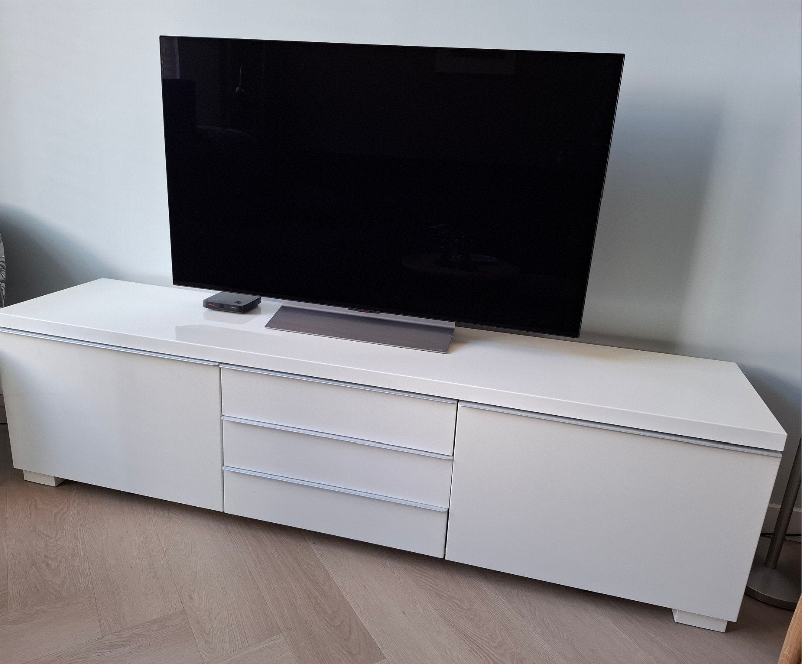 Wit hoogglans TV meubel, 2 lades, in midden opbergvakjes, Ophalen, Gebruikt, 150 tot 200 cm, Minder dan 100 cm