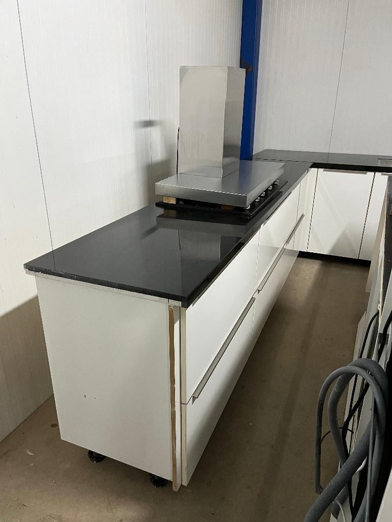 keuken Compleet met APP 120Keukens op voorraad Nr. 2924, Ophalen of Verzenden, Zo goed als nieuw, Hoekkeuken, Met kookeiland