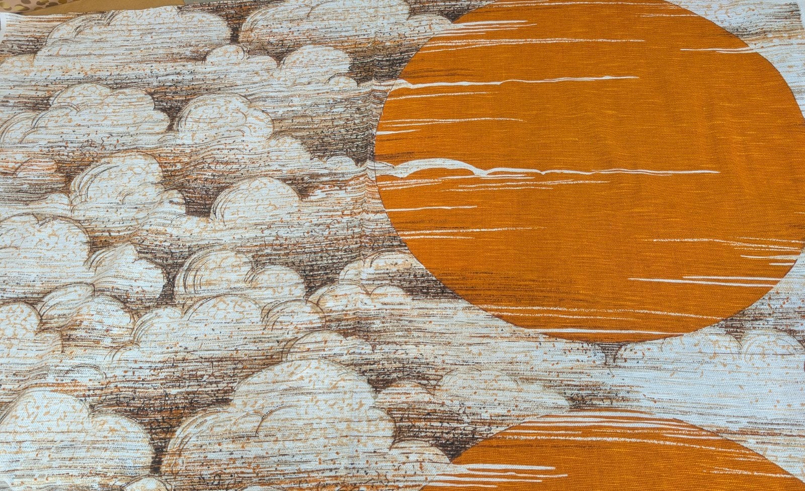 Unieke vintage stof zon met wolken, Hobby en Vrije tijd, Stoffen en Lappen, Ophalen, Nieuw, Katoen, 120 cm of meer
