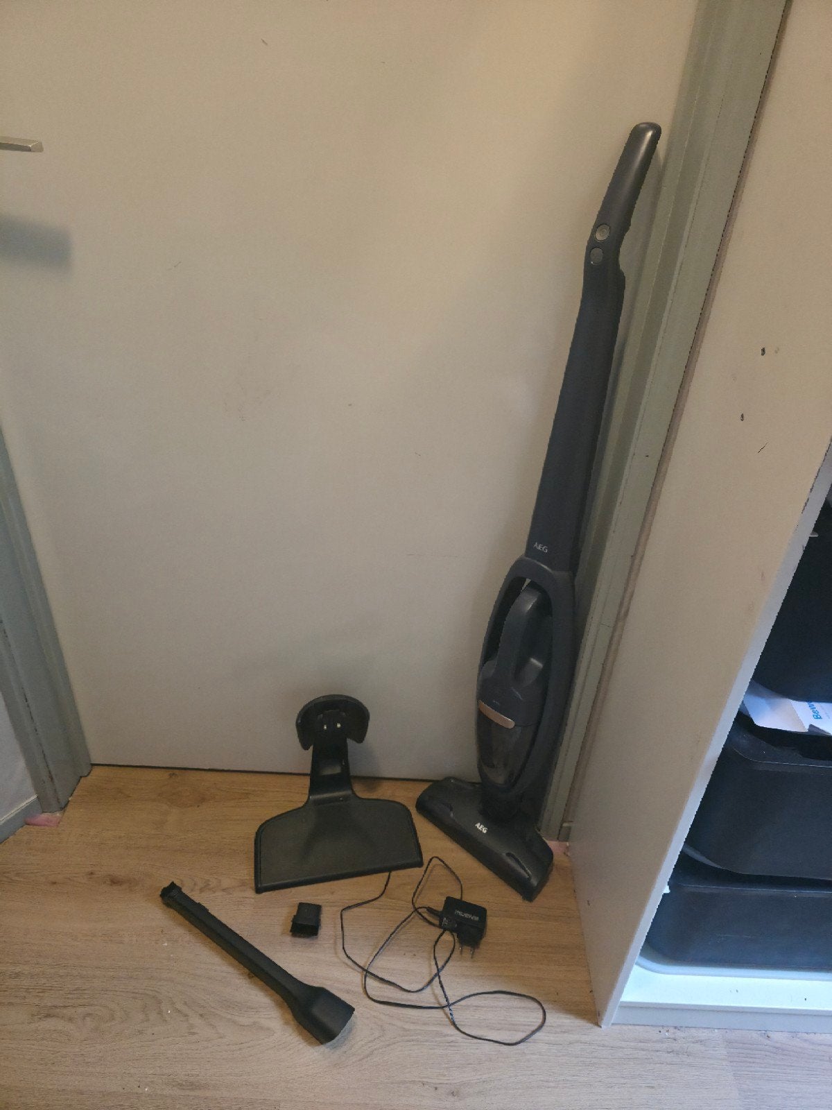 AEG Stofzuiger zonder zak met afneembare kruimeldief, Ophalen, Gebruikt, Draadloos, Reservoir
