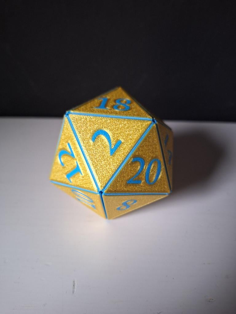 Goudkleurige D20 dobbelsteen met blauwe cijfers, Ophalen of Verzenden, Nieuw