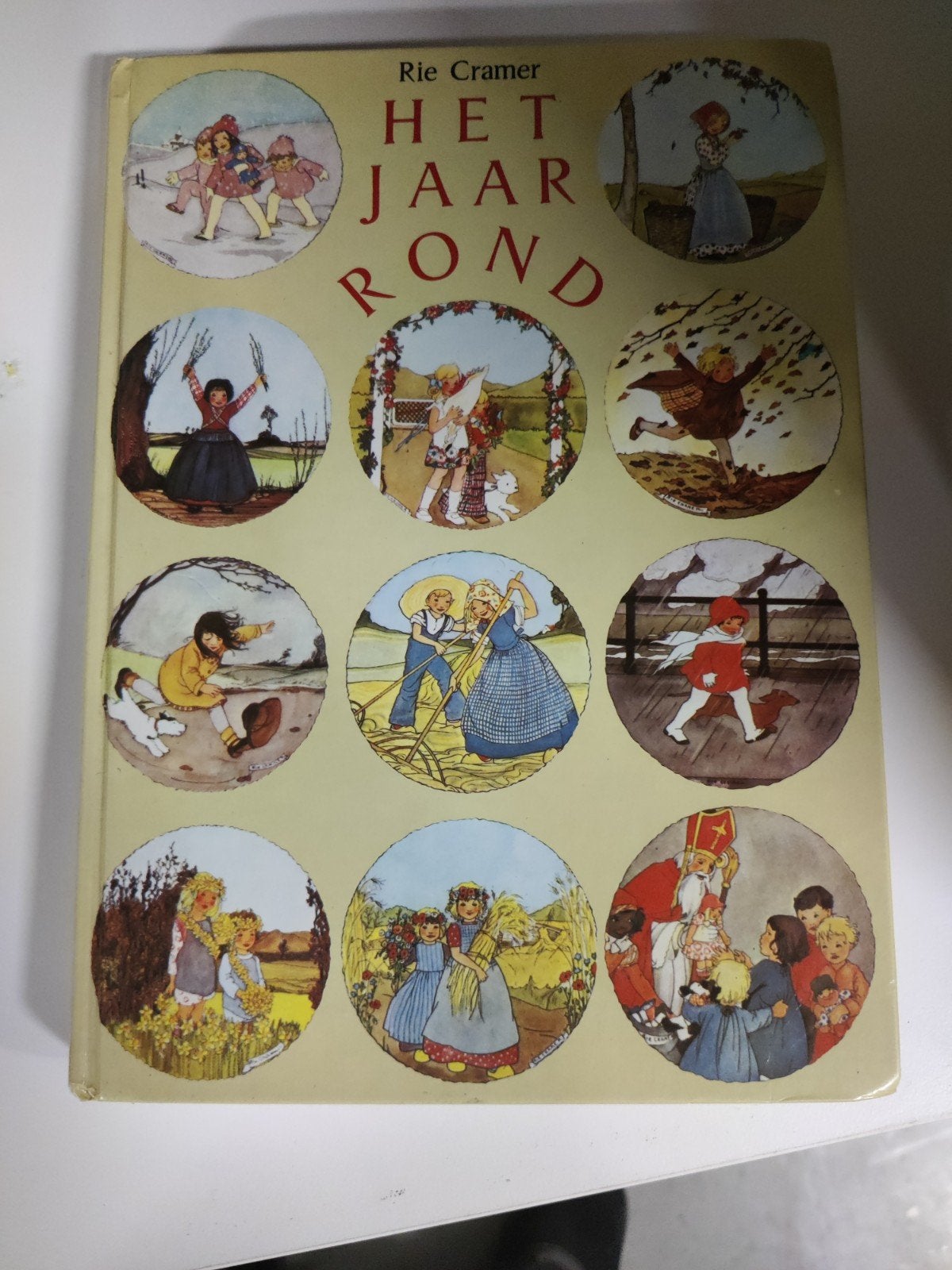 Rie Cramer - Het Jaar Rond (Vintage Kinderboek), Boeken, Ophalen of Verzenden, Gelezen, Rie Cramer, Sprookjes