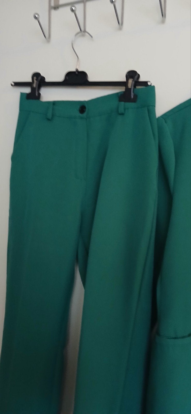 2 broekpak mt 38 mooie kleur groen, Kleding | Dames, Jasjes, Kostuums en Pakken, Maat 38/40 (M), Kostuum of Pak, Verzenden, Zo goed als nieuw