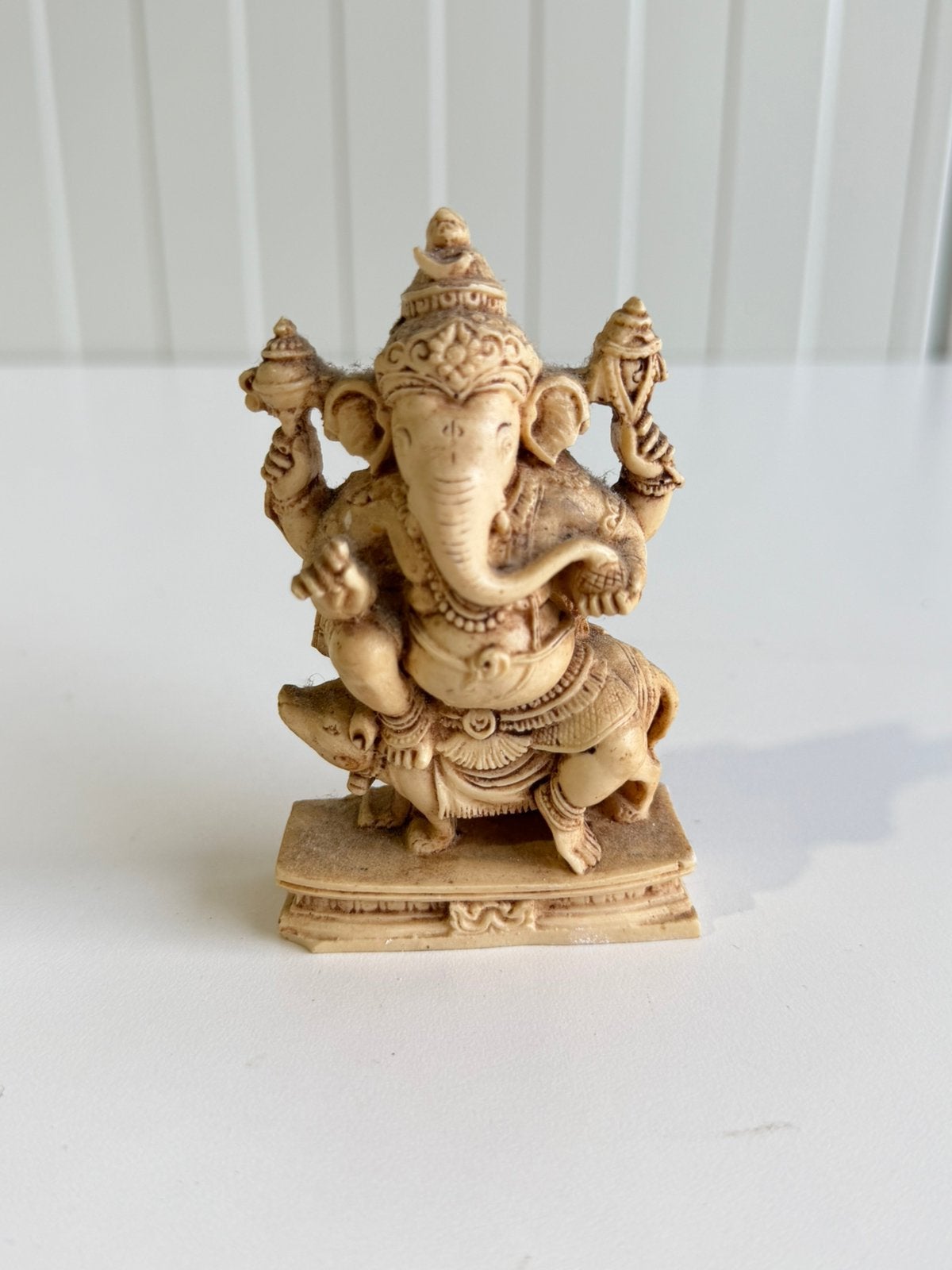 Ganesha hindoe beeldje met ivoor-look, Ophalen of Verzenden, Zo goed als nieuw, Religie