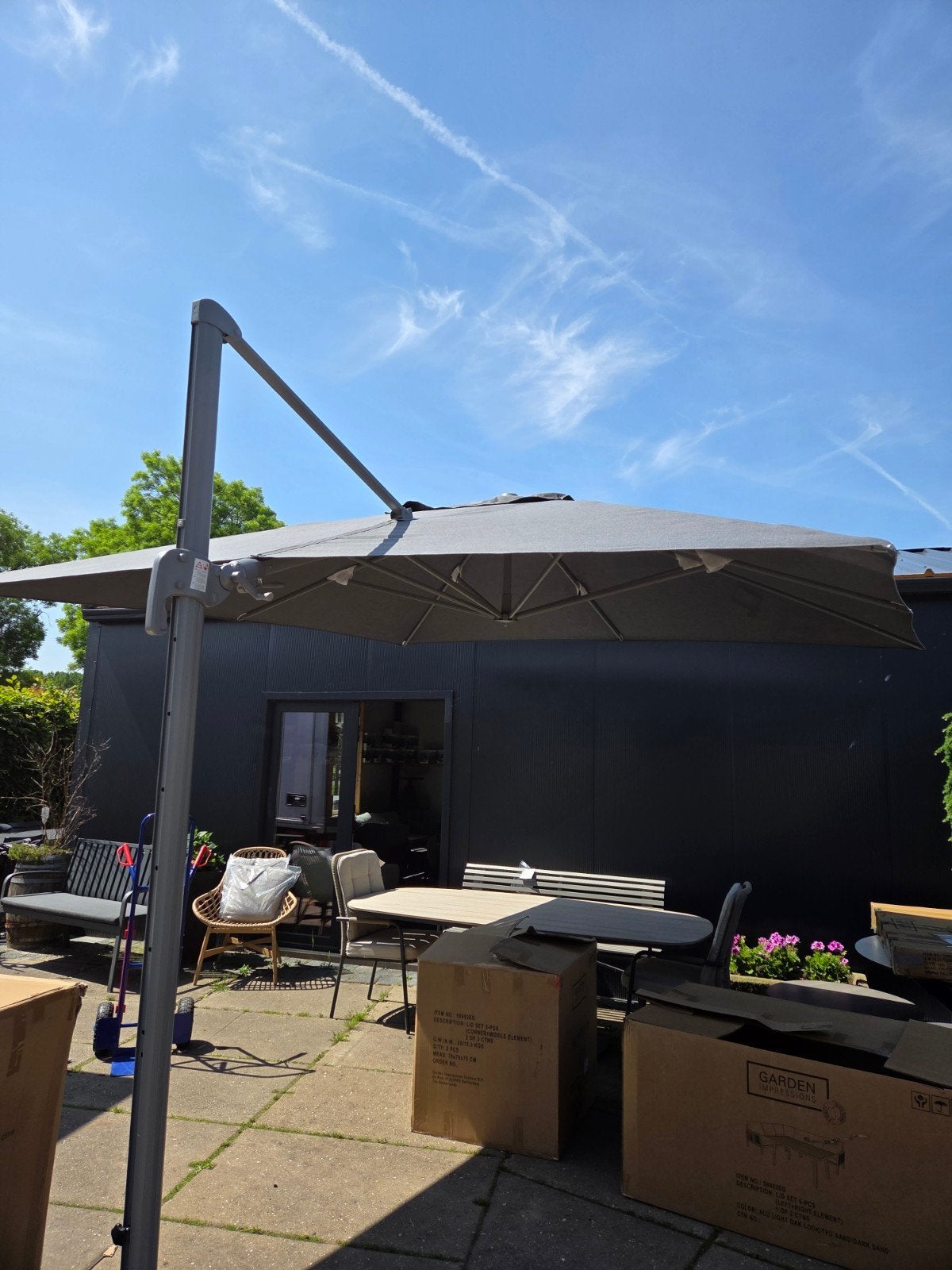 BIG POLE ZWEVENDE HAWAI PARASOL MET GRANIETEN PARASOLVOET, Ophalen, Nieuw, Zweefparasol