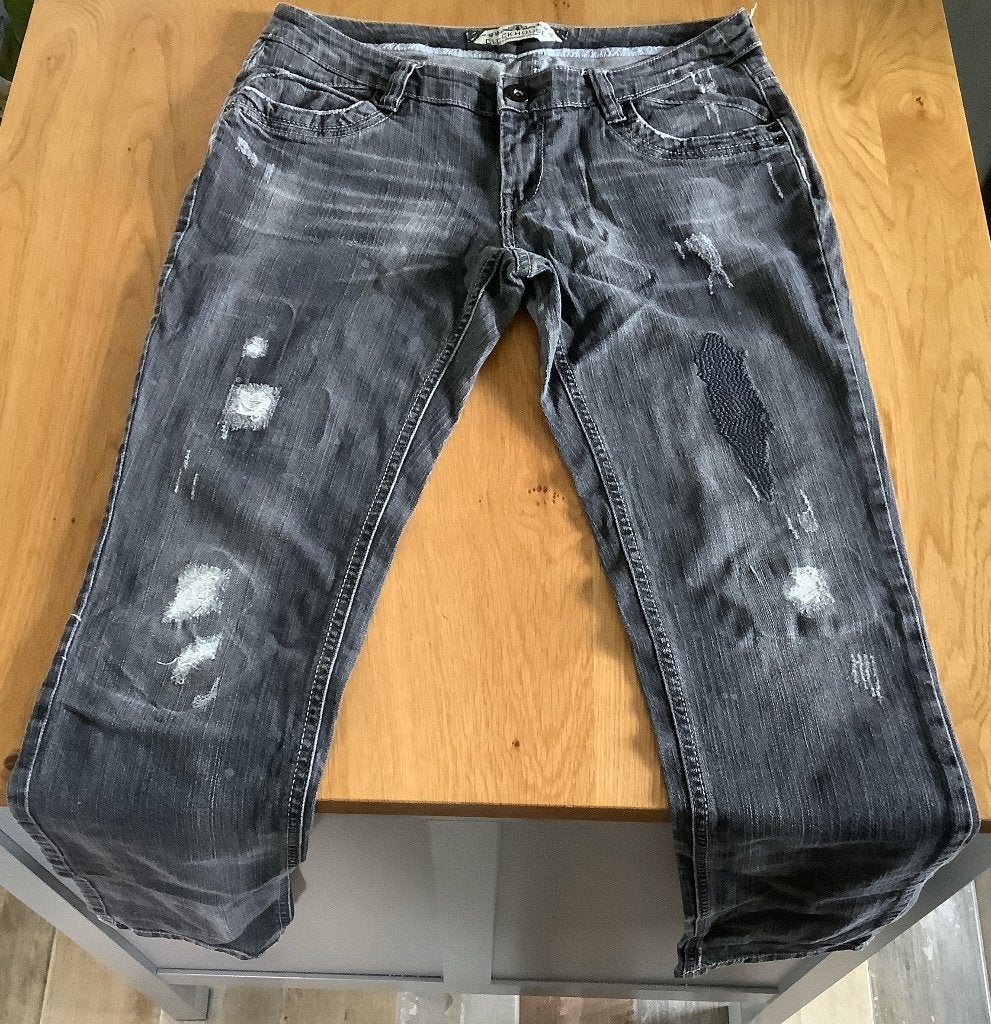 Clockhouse zwarte jeans maat 40 met scratch/damaged look, Zwart, Ophalen of Verzenden, Zo goed als nieuw, W30 - W32 (confectie 38/40)