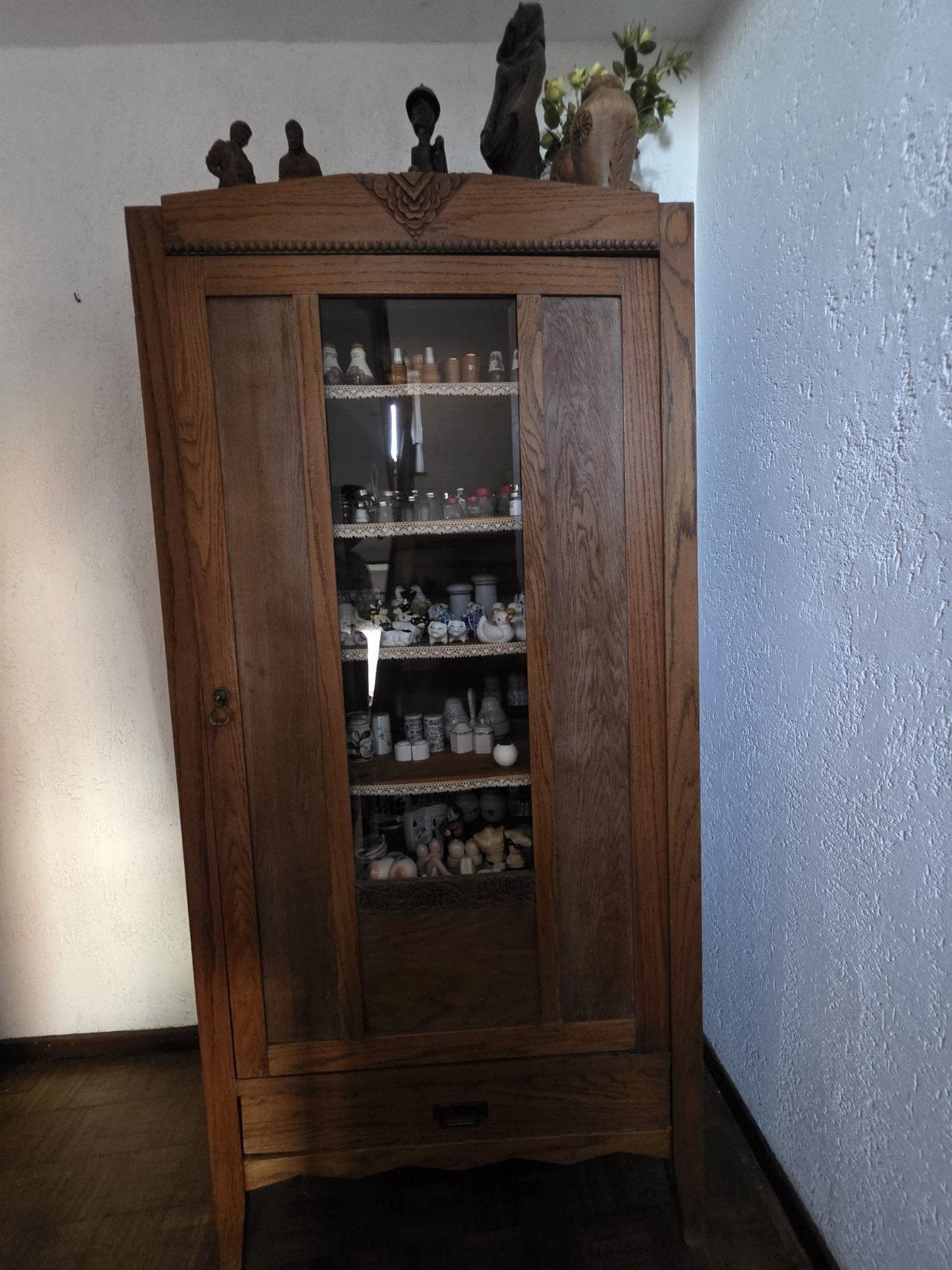 Antieke houten vitrinekast met glas en lade, Ophalen