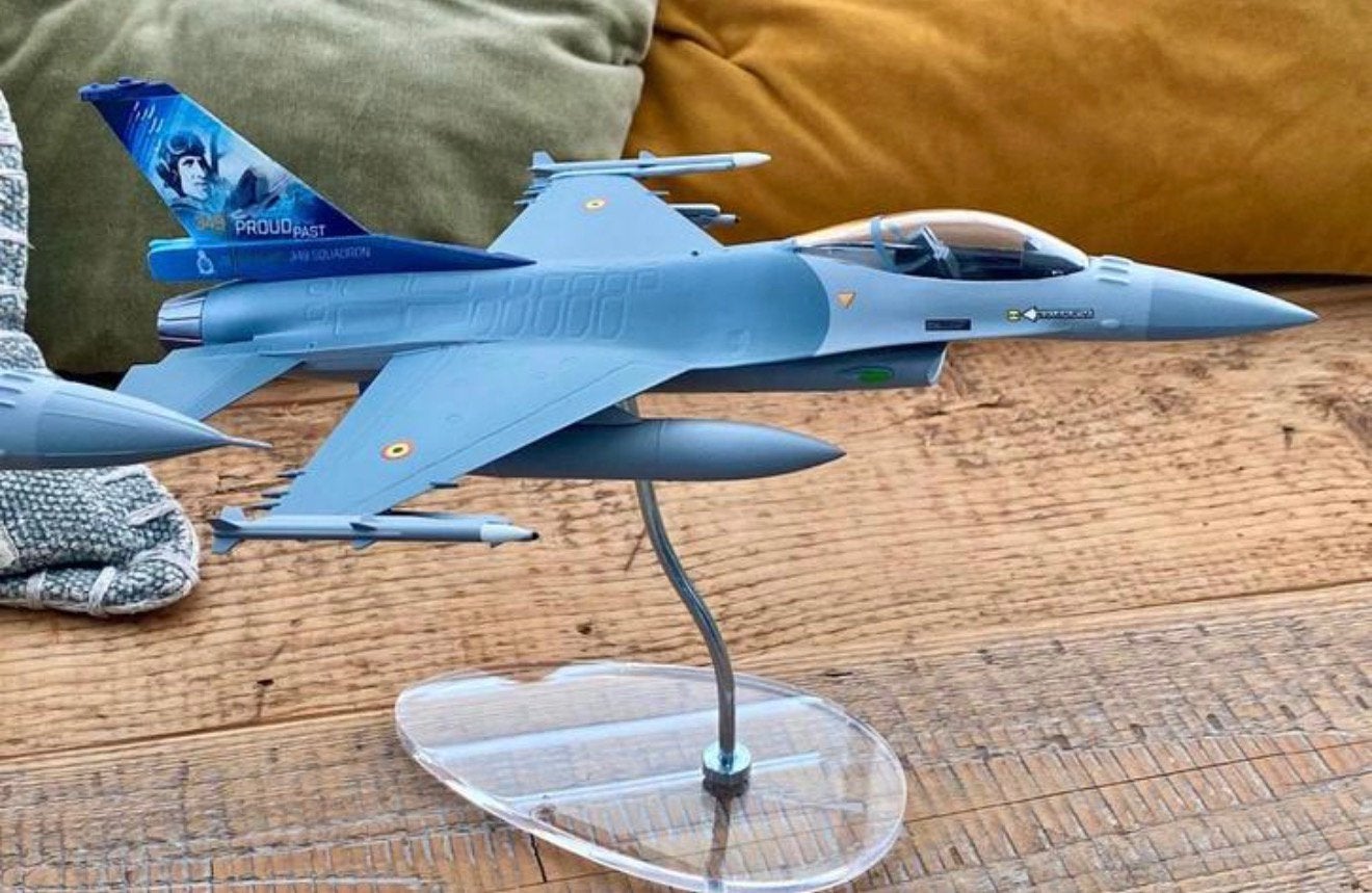 F-16 in a special paint scheme 80th anniversary, Hobby en Vrije tijd, Modelbouw | Vliegtuigen en Helikopters, Ophalen, Nieuw, Groter dan 1:72