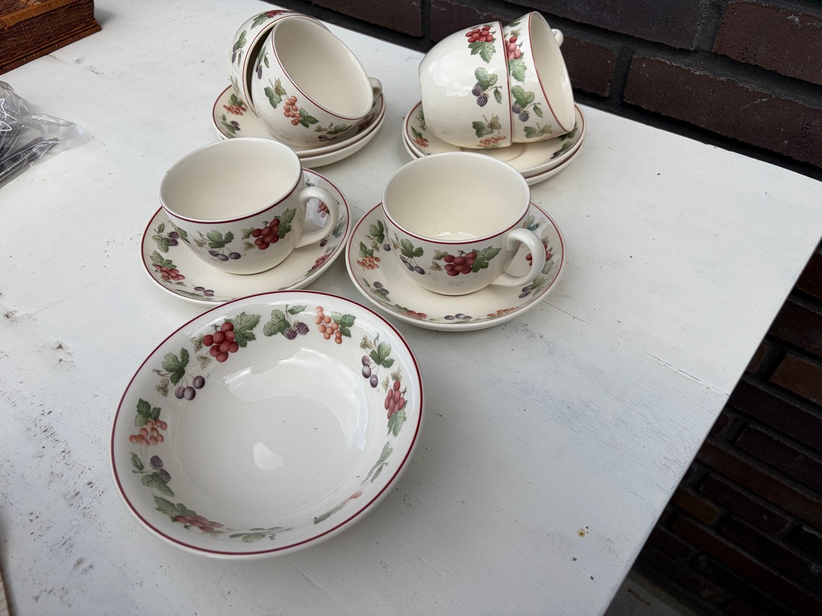 Wedgewood Provence, 6 kop en schotels en 1 bonbonschaaltje, Gebruikt, Keramiek, Ophalen of Verzenden, Kop(pen) en/of Schotel(s)