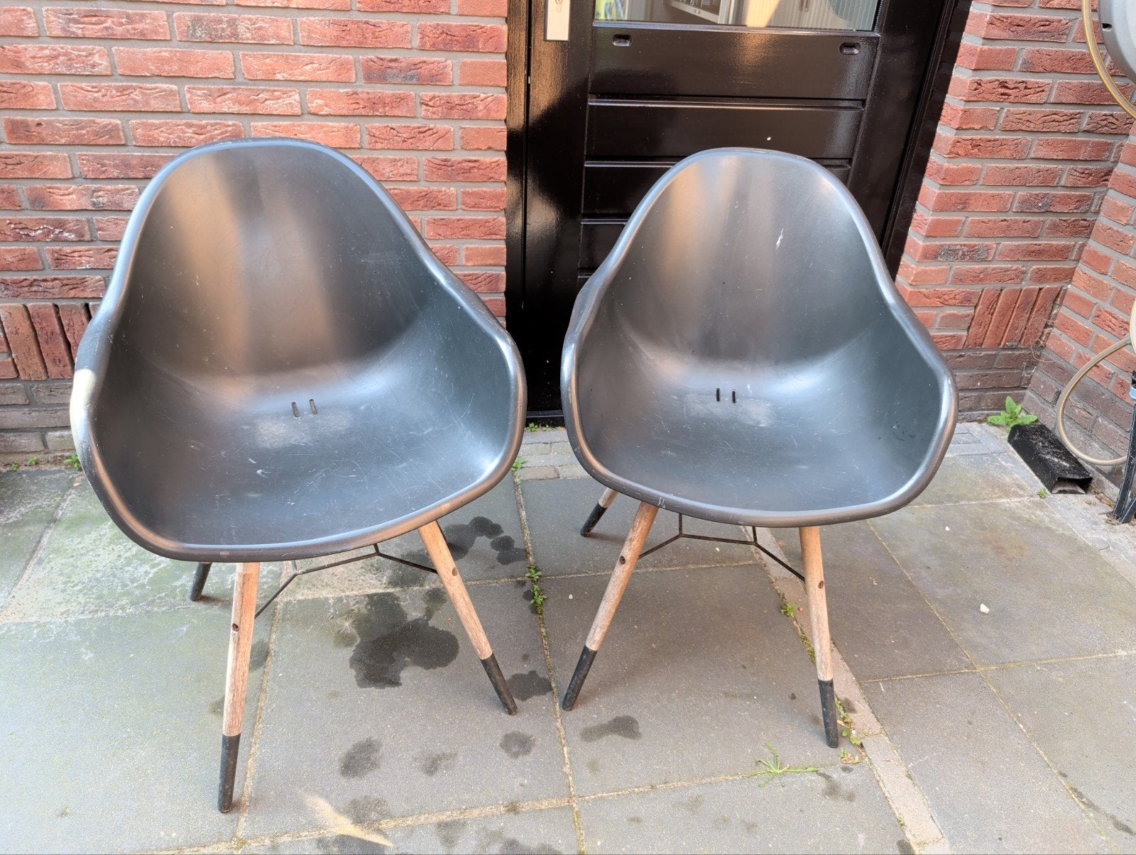 Set van 2 zwarte kuipstoelen met houten poten, Huis en Inrichting, Ophalen, Gebruikt, Twee, Zwart