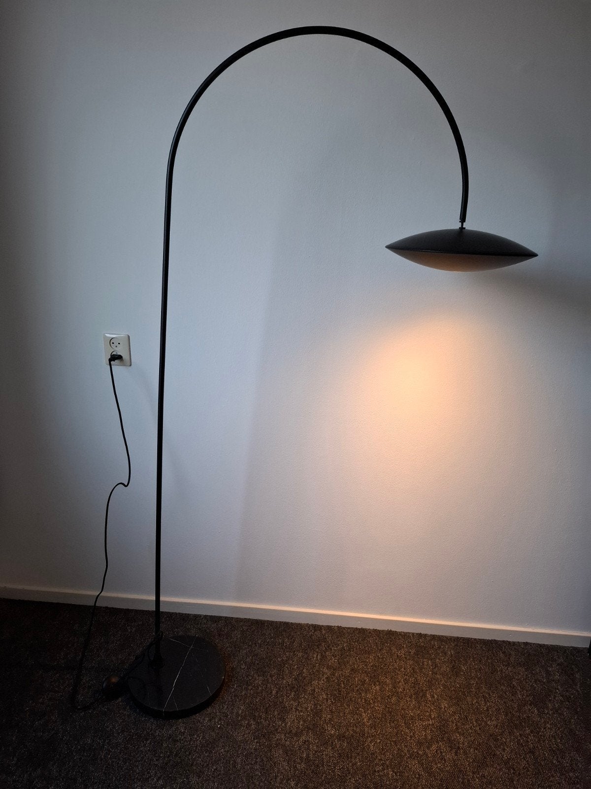 Zwarte vloerlamp met marmeren voet, Ophalen, Zo goed als nieuw, 150 tot 200 cm