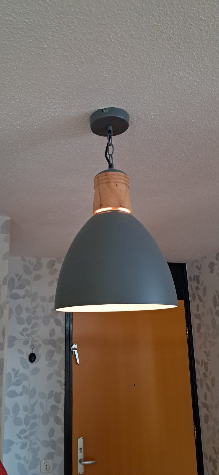 Moderne hanglamp grijs met houten detail, Huis en Inrichting, Lampen | Hanglampen, Modern, Scandinavisch, Ophalen of Verzenden
