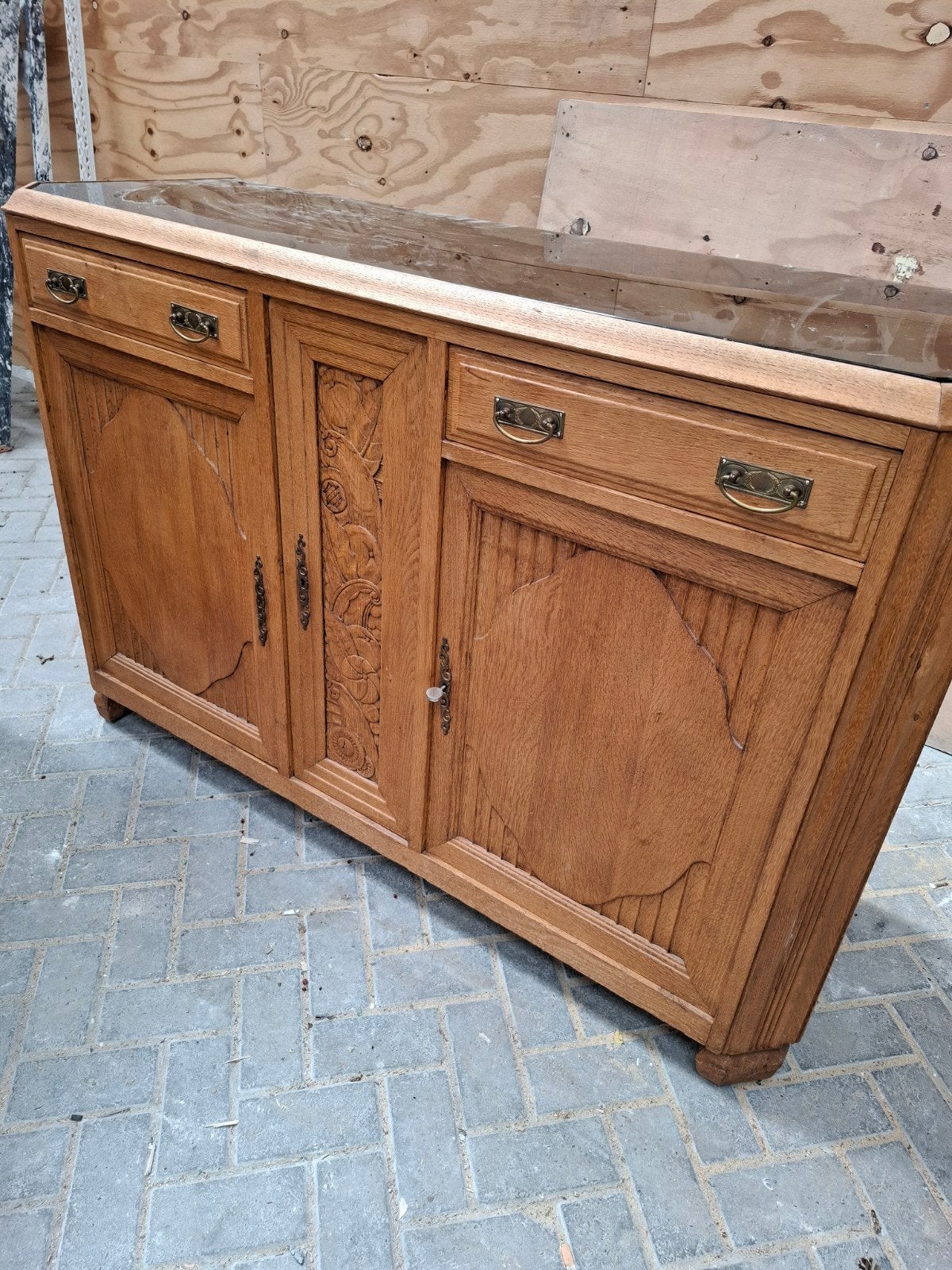 Antiek eiken dressoir met gesneden details en glasplaat, Ophalen of Verzenden