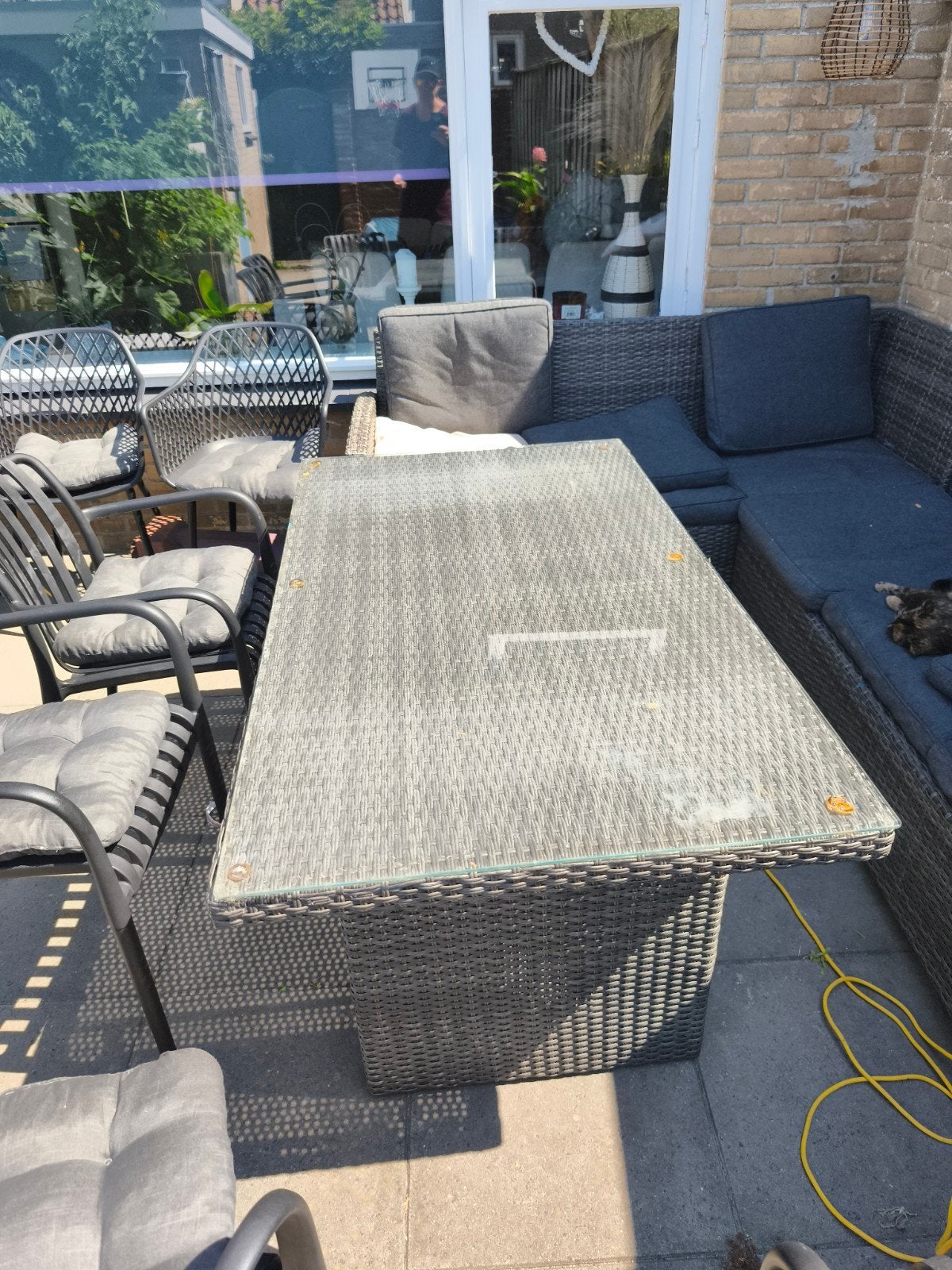 Gratis buiten tafel met glazen plaat en kunststof onderstel, Ophalen of Verzenden