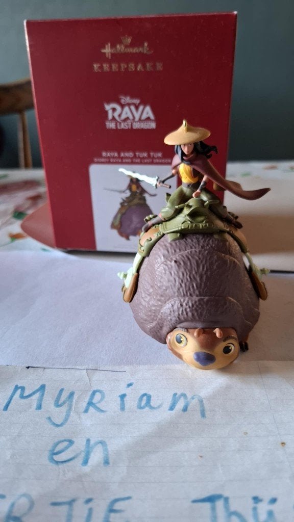 Disney Raya and the Last Dragon Raya hallmark ornament, Ophalen of Verzenden, Overige figuren, Zo goed als nieuw, Beeldje of Figuurtje