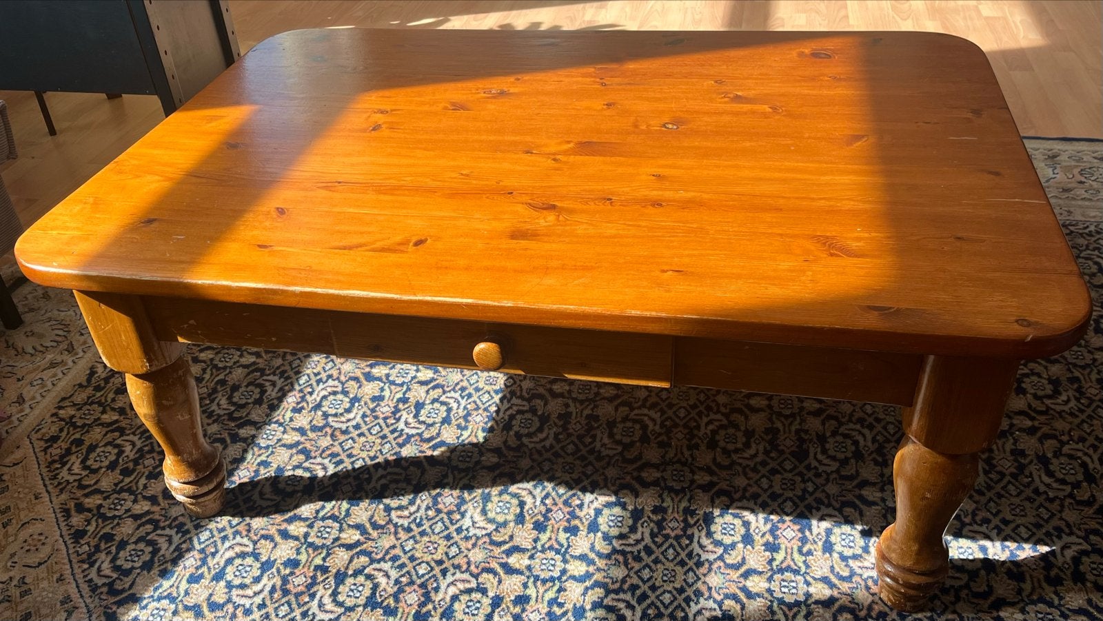 Massief houten salontafel met lade, Huis en Inrichting, Tafels | Salontafels, Ophalen, Gebruikt, 100 tot 150 cm, 50 tot 100 cm