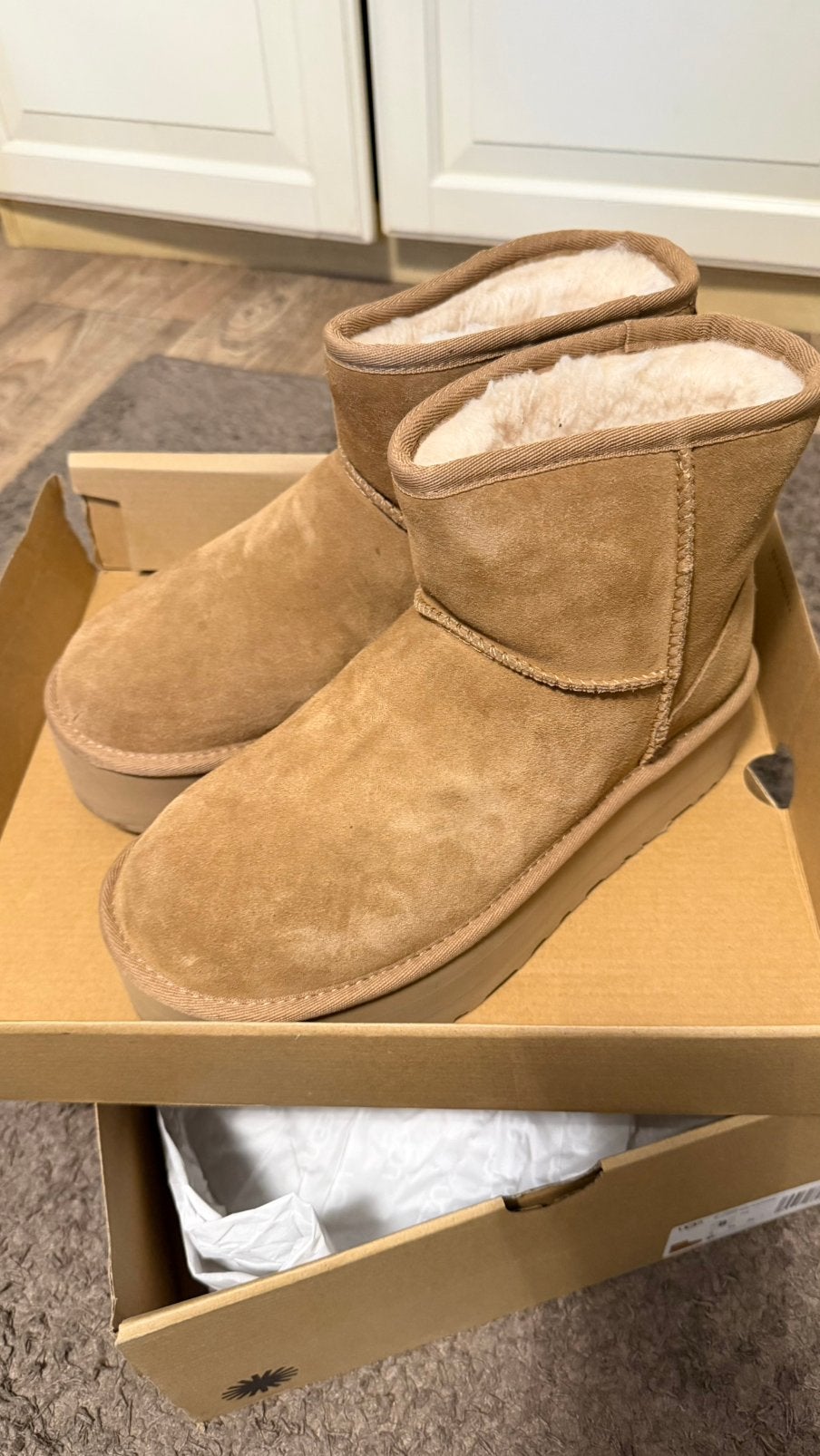 Ugg Mini Platform 39 nieuw/ UGG boots/ Laarzen, Kleding | Dames, Schoenen, Ophalen of Verzenden, Zo goed als nieuw, Beige