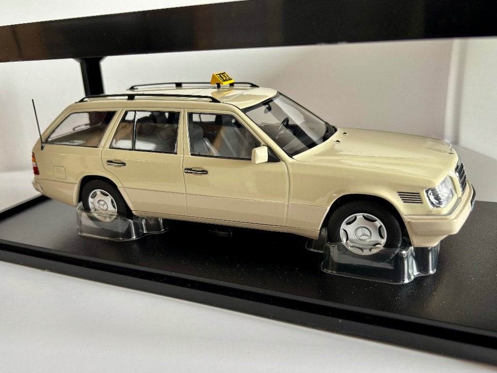 1:18 Mercedes E-class T-model German taxi 1995, Hobby en Vrije tijd, Modelauto's | 1:18, Ophalen of Verzenden, Zo goed als nieuw