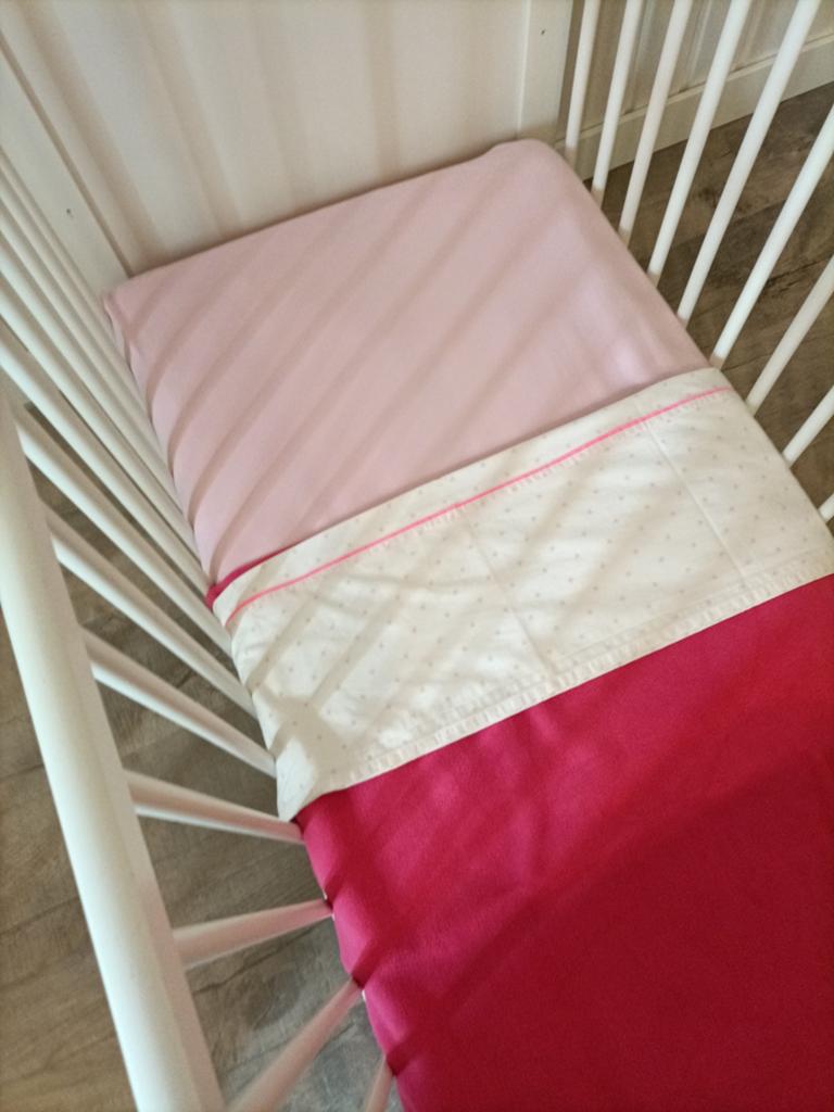 Roze dekentje met (hoes)laken(s) babybedje/ledekant, Ophalen, Gebruikt, Ledikant