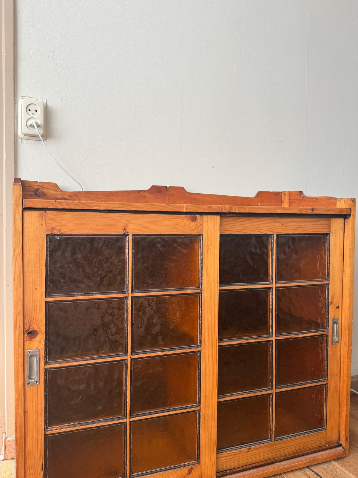 Vintage houten kastje met glazen schuifdeuren, Ophalen of Verzenden