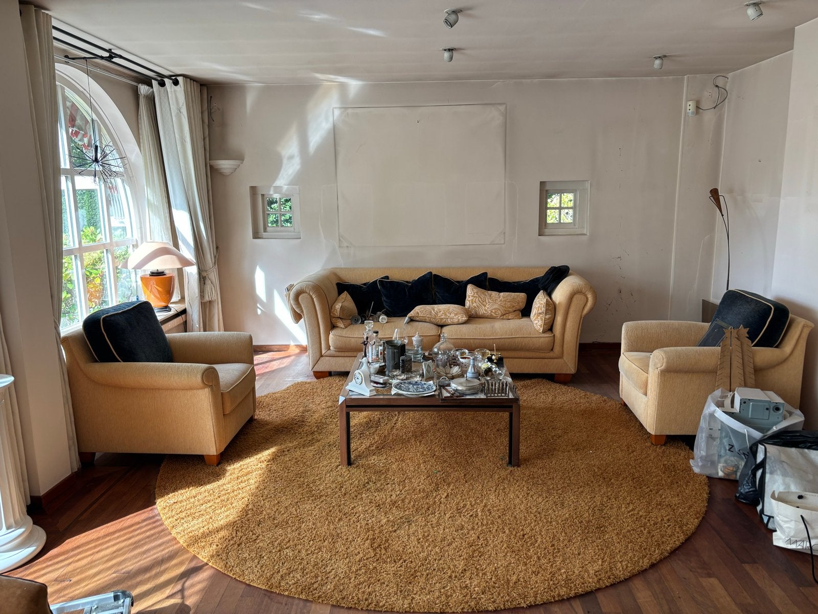 Zithoek: tafel, bank, 2 stoelen en vloerkleed, Ophalen, Gebruikt, Hout