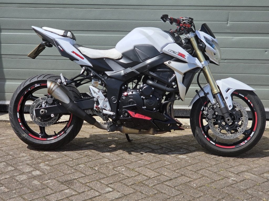 Suzuki GSR750, Motoren, 750 cc, Suzuki, Sportuitlaat, 4 cilinders