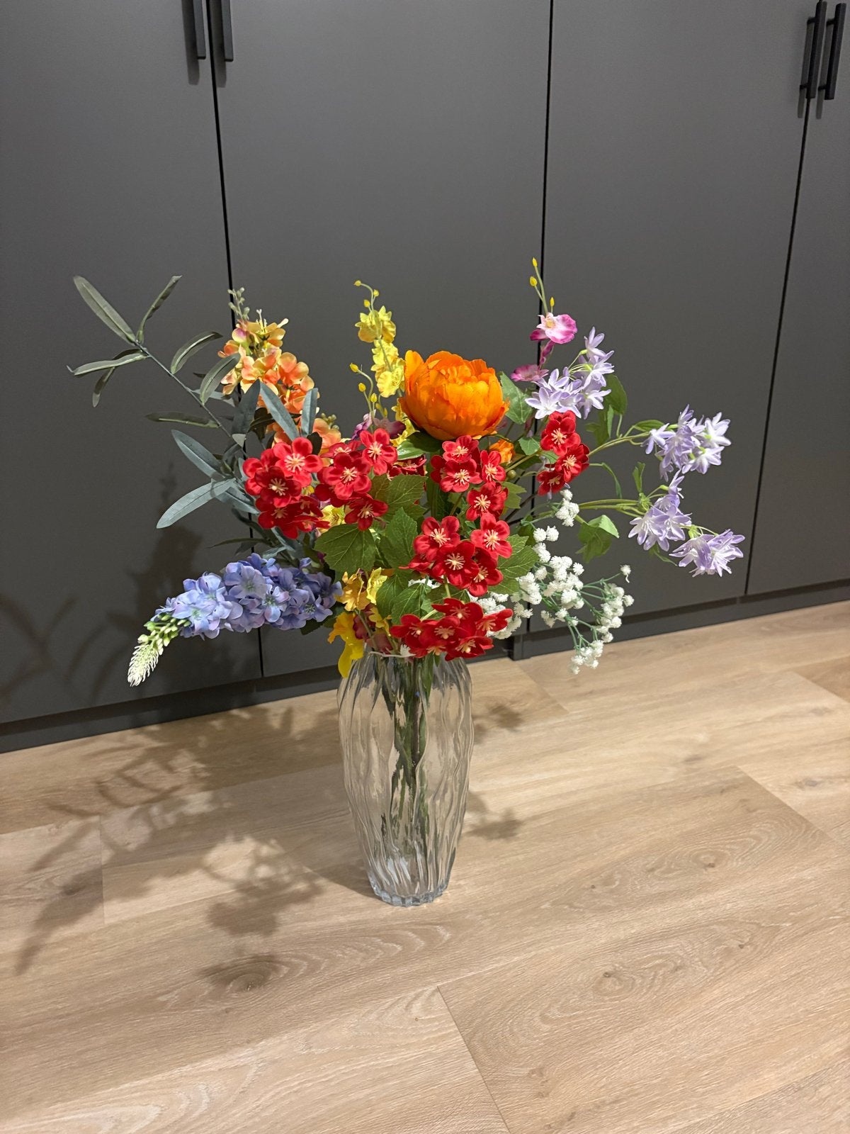 Kleurrijk kunstbloemen boeket in glazen vaas, Huis en Inrichting, Woonaccessoires | Kunstplanten en Kunstbloemen, Ophalen, Binnen