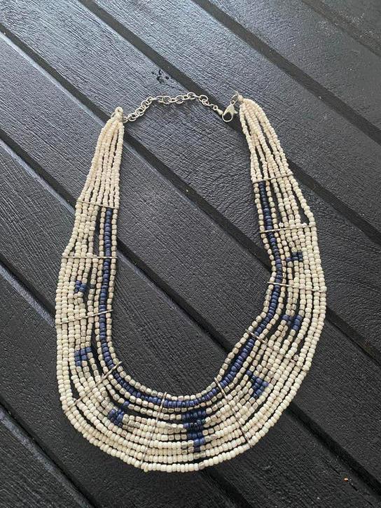 Oude ketting met glazen en metalen kralen (zilverkleurig), Overige materialen, Wit, Ophalen of Verzenden, Verstelbaar